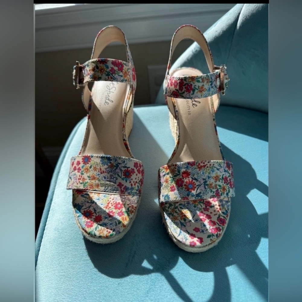 Floral Women's life stride tango 2 sandal. Three inch wedge heels. Size 9.5 - Picture 9 of 12
